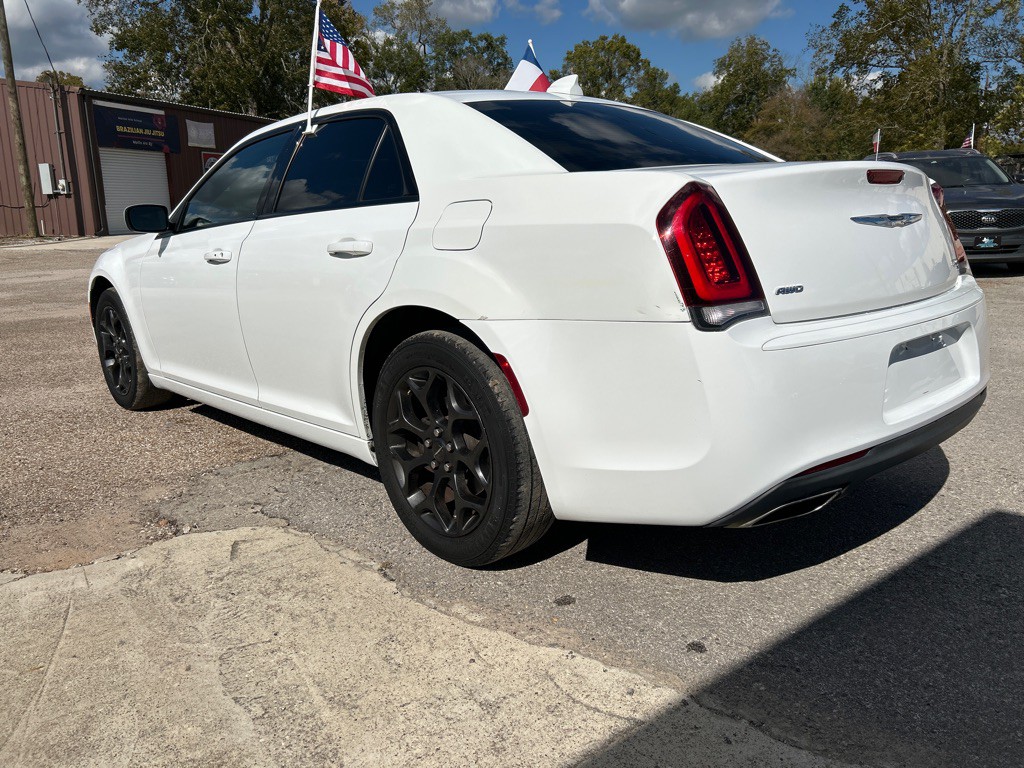 2019 Chrysler 300 Image 9