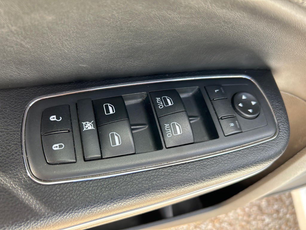 2019 Chrysler 300 Image 11