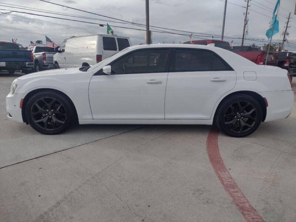 2021 Chrysler 300 Image 4