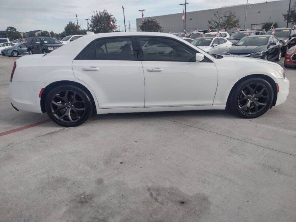 2021 Chrysler 300 Image 8