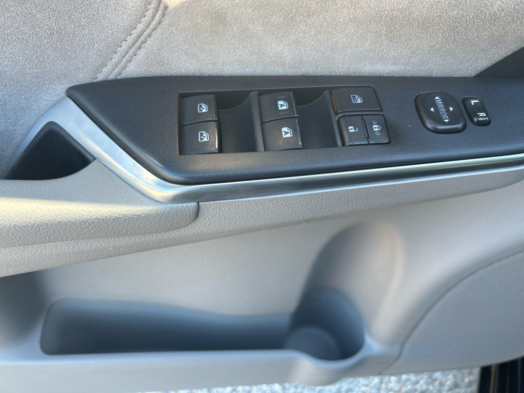 2016 Toyota Camry Image 9