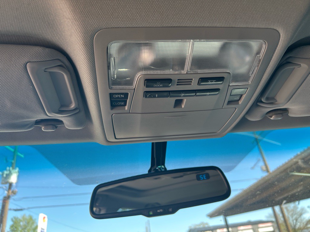 2016 Toyota Camry Image 18