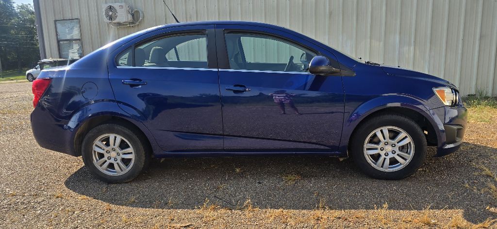 2013 Chevrolet Sonic Image 2