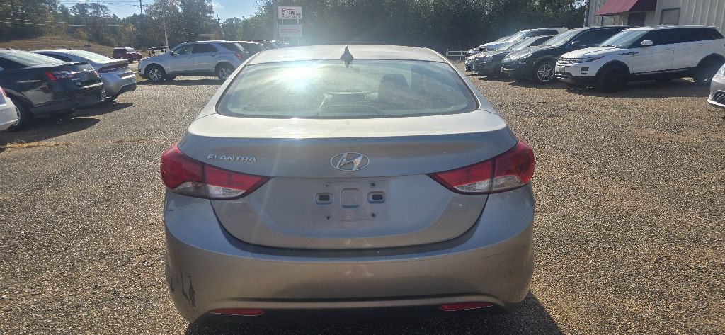 2011 Hyundai Elantra Image 2