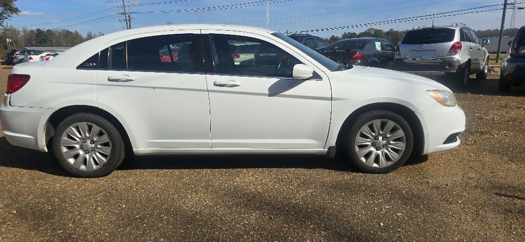 2014 Chrysler 200 Image 2