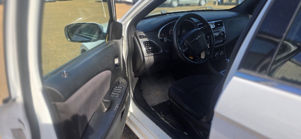 2014 Chrysler 200 Image 5