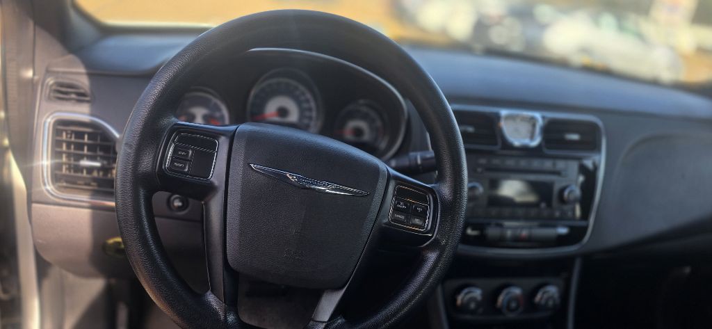 2014 Chrysler 200 Image 6