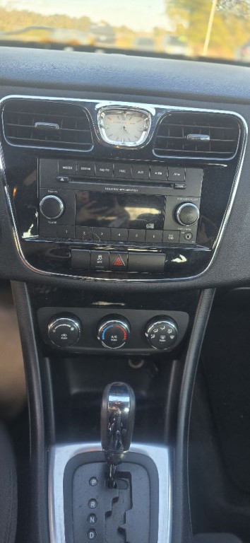 2014 Chrysler 200 Image 8