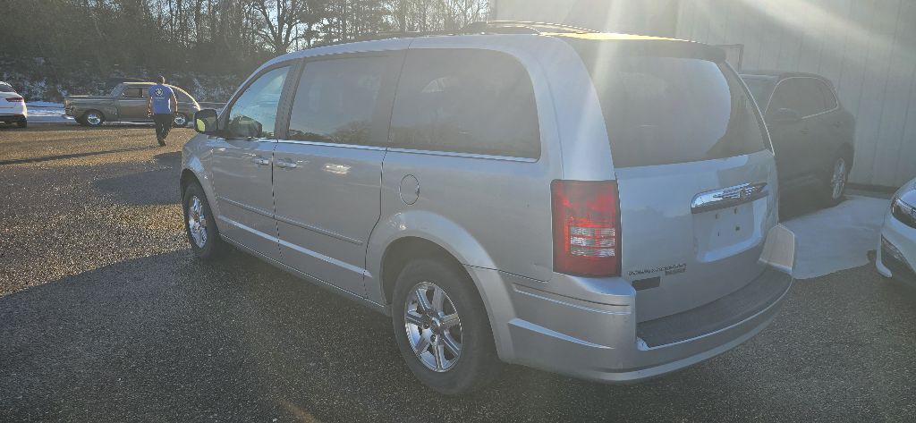 2008 Chrysler Town & Country Image 2