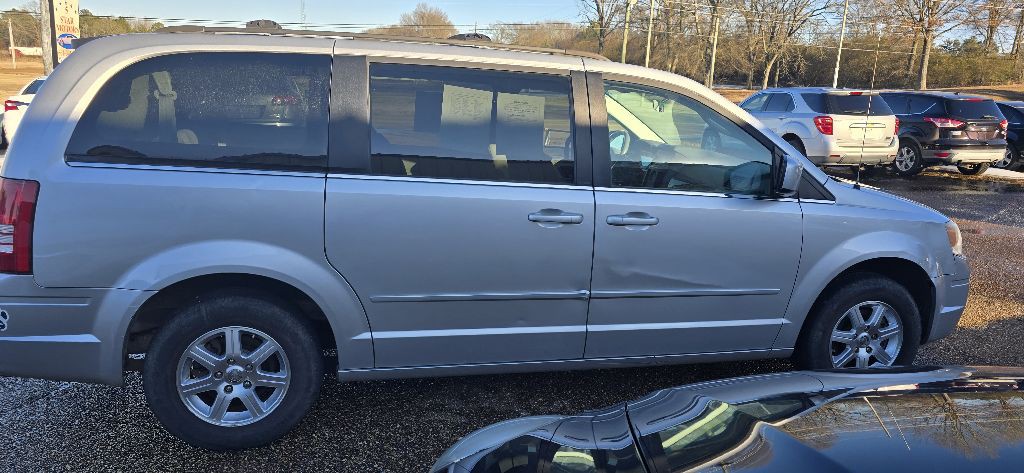 2008 Chrysler Town & Country Image 3