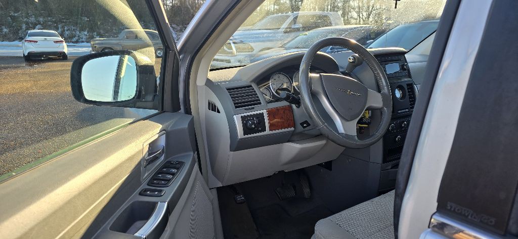 2008 Chrysler Town & Country Image 7