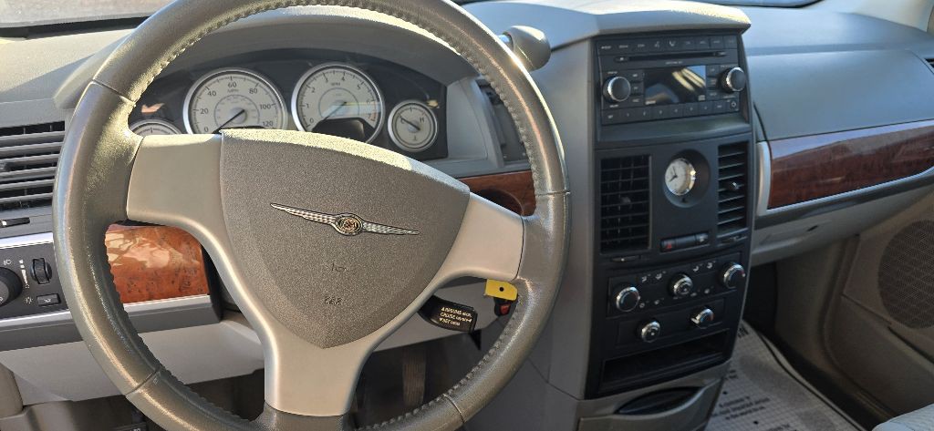 2008 Chrysler Town & Country Image 8