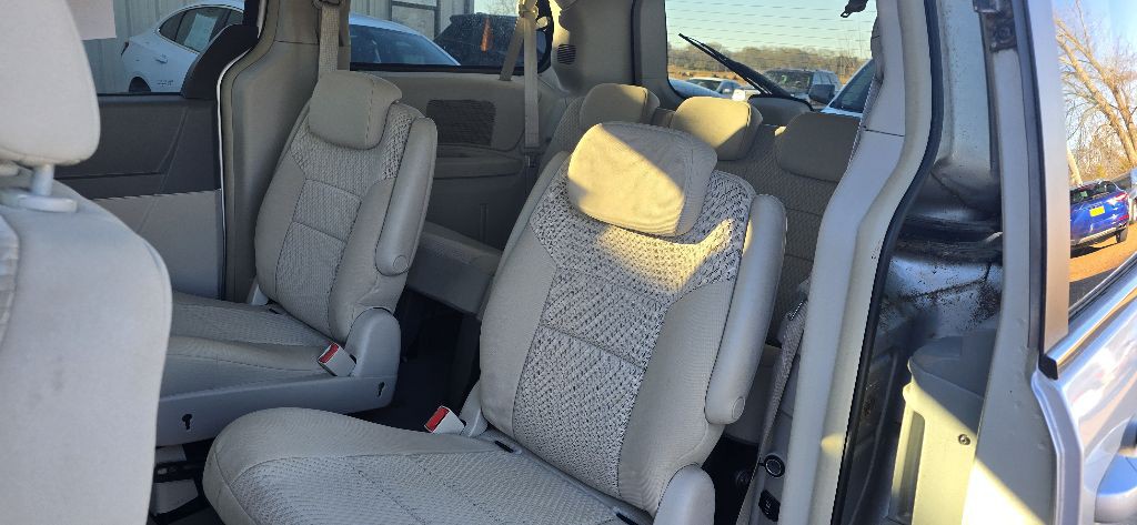 2008 Chrysler Town & Country Image 10
