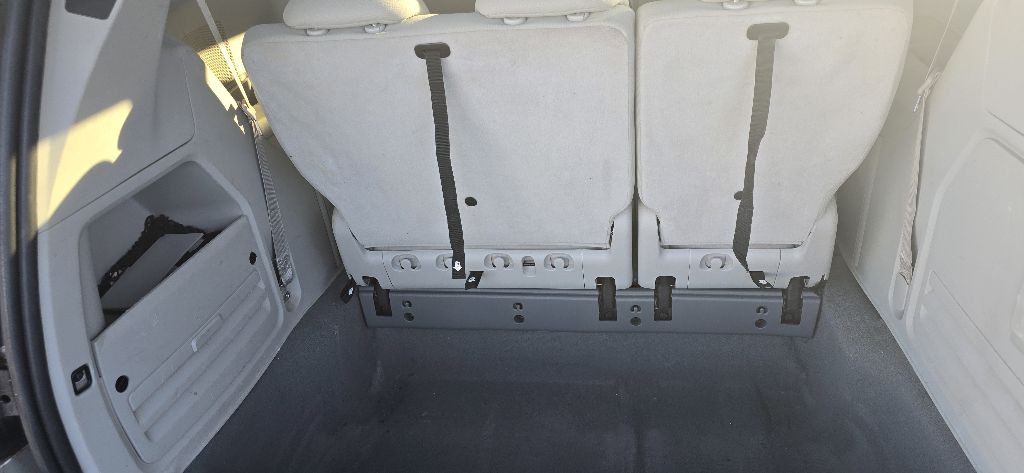 2008 Chrysler Town & Country Image 12