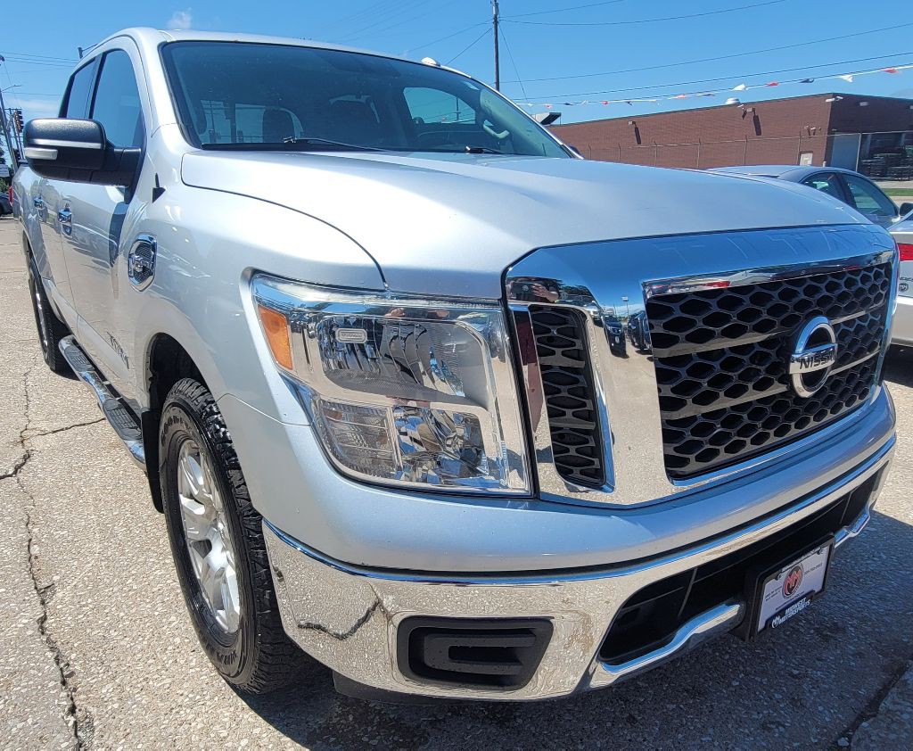 2017 Nissan Titan Image 3