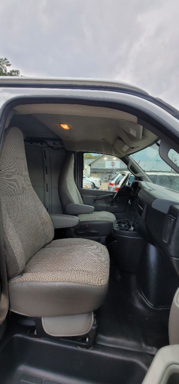 2016 Chevrolet Express Image 10