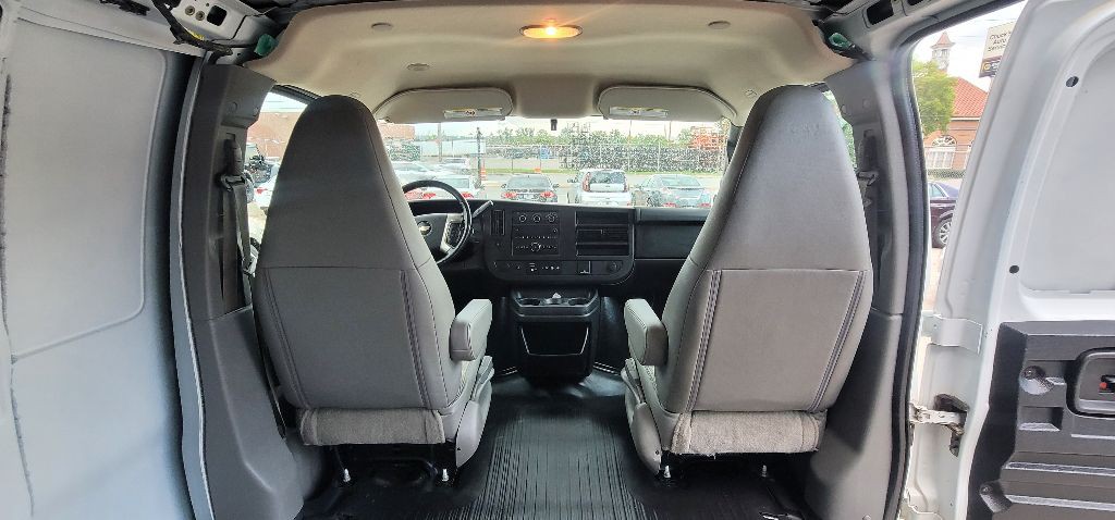 2016 Chevrolet Express Image 15