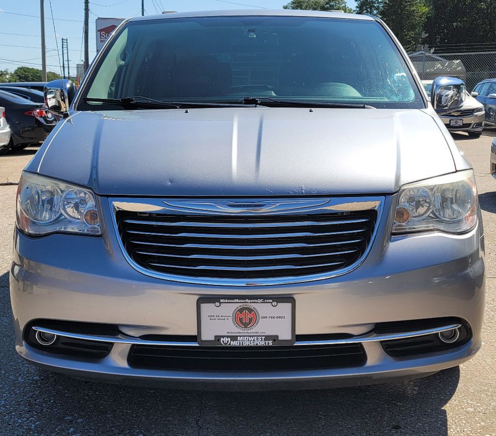 2014 Chrysler Town & Country Image 2