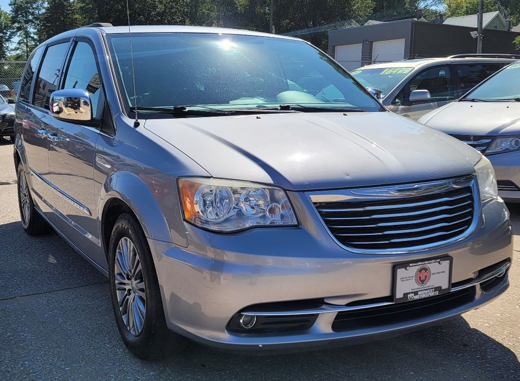 2014 Chrysler Town & Country Image 3