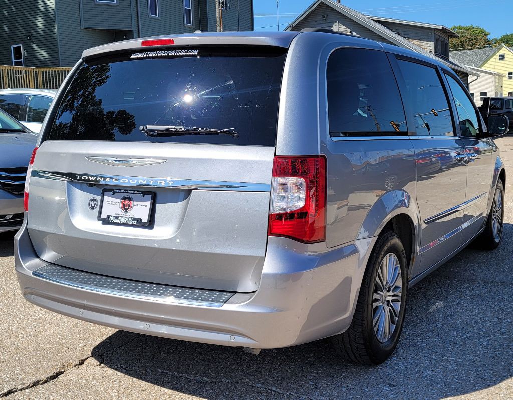 2014 Chrysler Town & Country Image 4