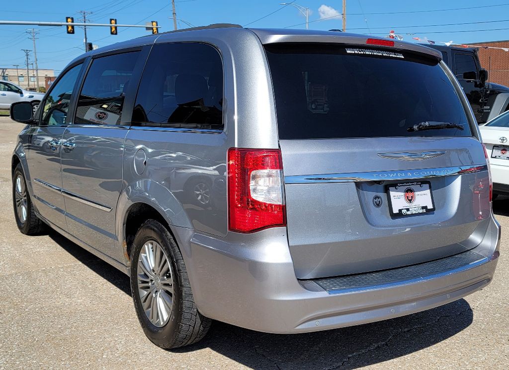 2014 Chrysler Town & Country Image 6
