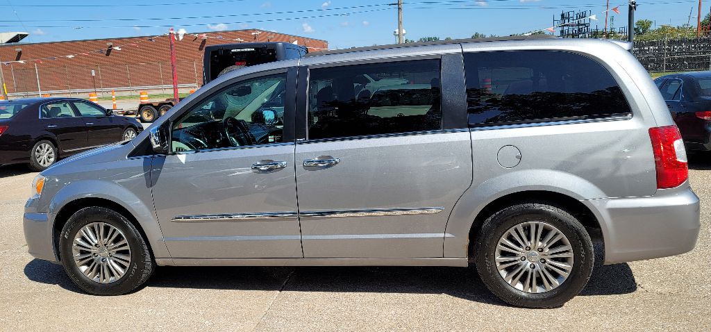 2014 Chrysler Town & Country Image 7