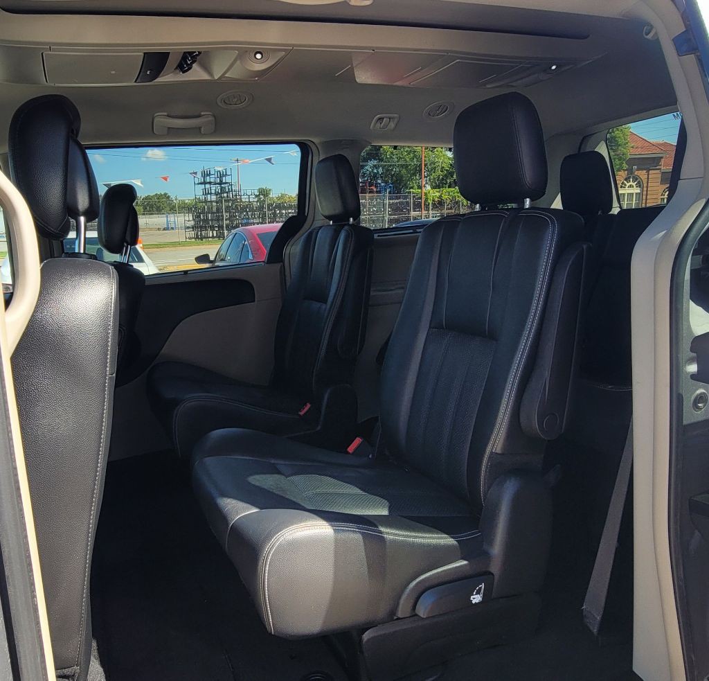 2014 Chrysler Town & Country Image 9