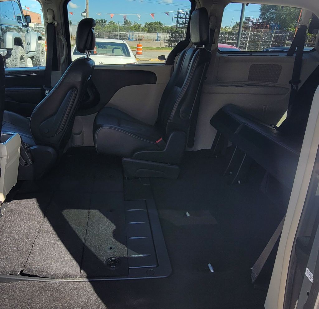 2014 Chrysler Town & Country Image 11