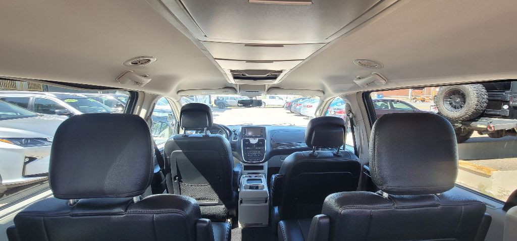 2014 Chrysler Town & Country Image 15