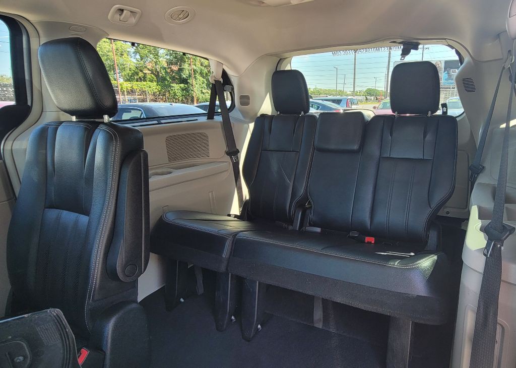 2014 Chrysler Town & Country Image 25