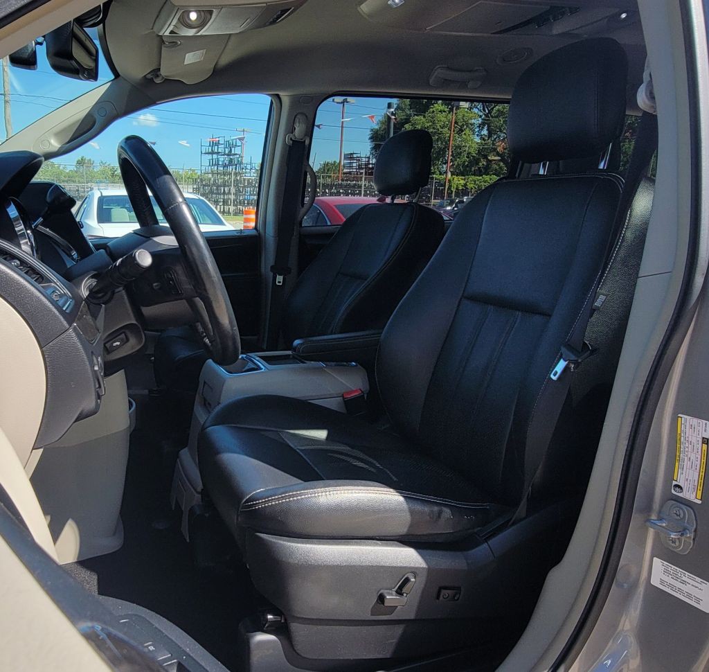 2014 Chrysler Town & Country Image 26