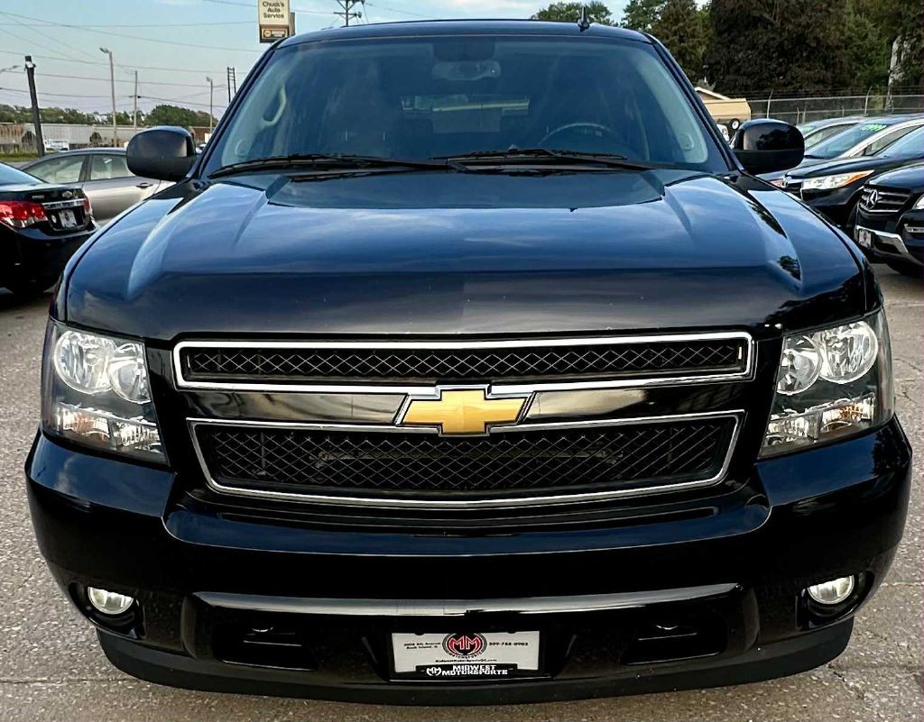 2014 Chevrolet Suburban Image 2