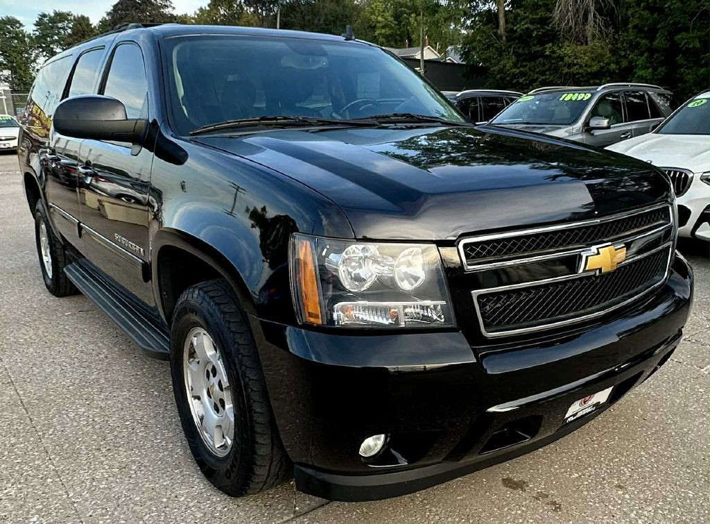 2014 Chevrolet Suburban Image 3