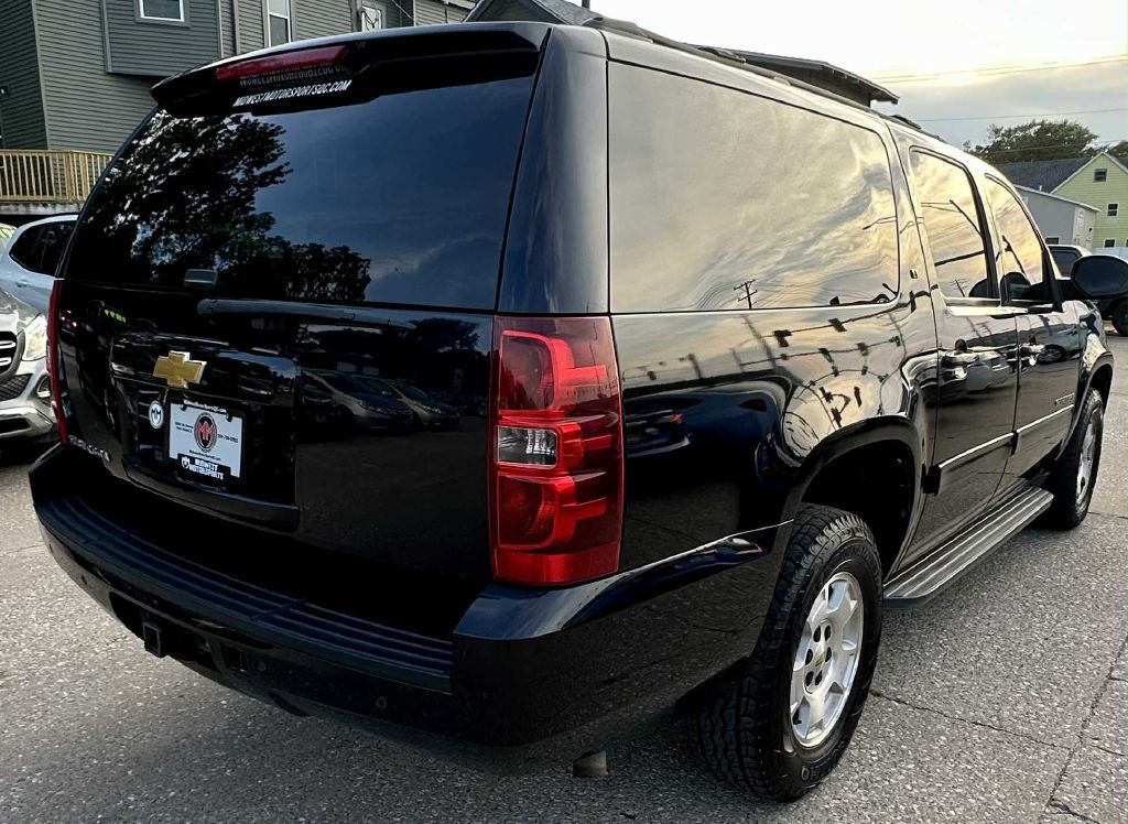 2014 Chevrolet Suburban Image 4