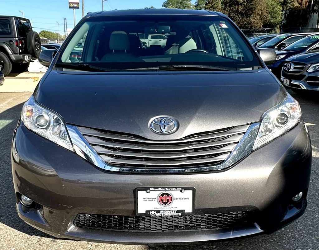 2015 Toyota Sienna Image 2