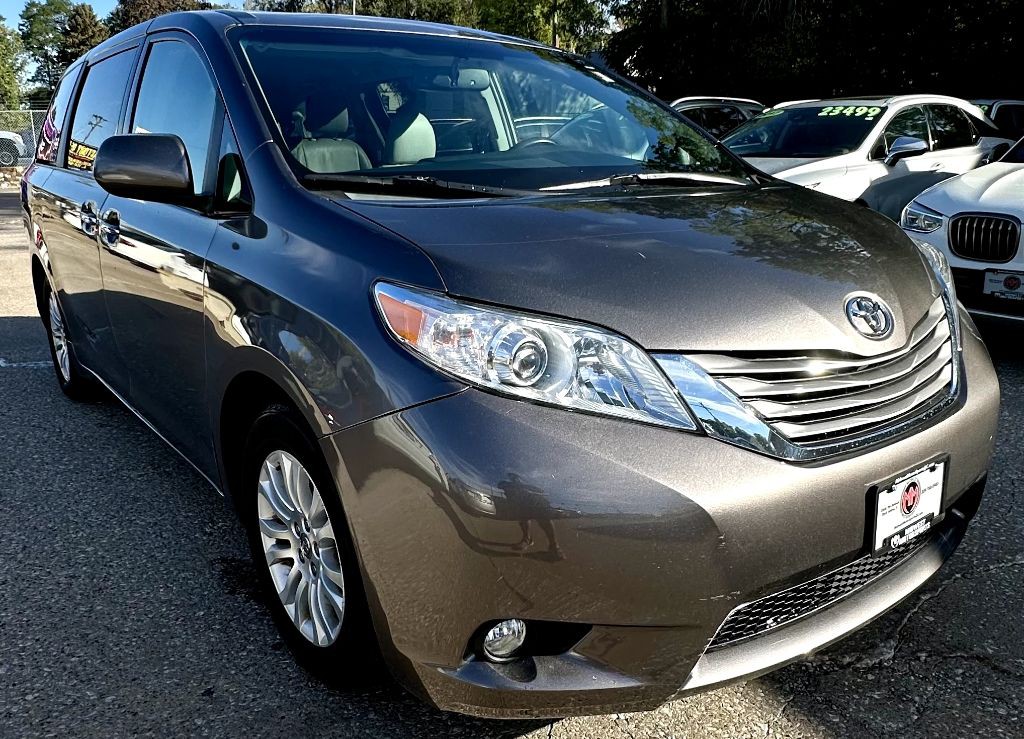 2015 Toyota Sienna Image 3