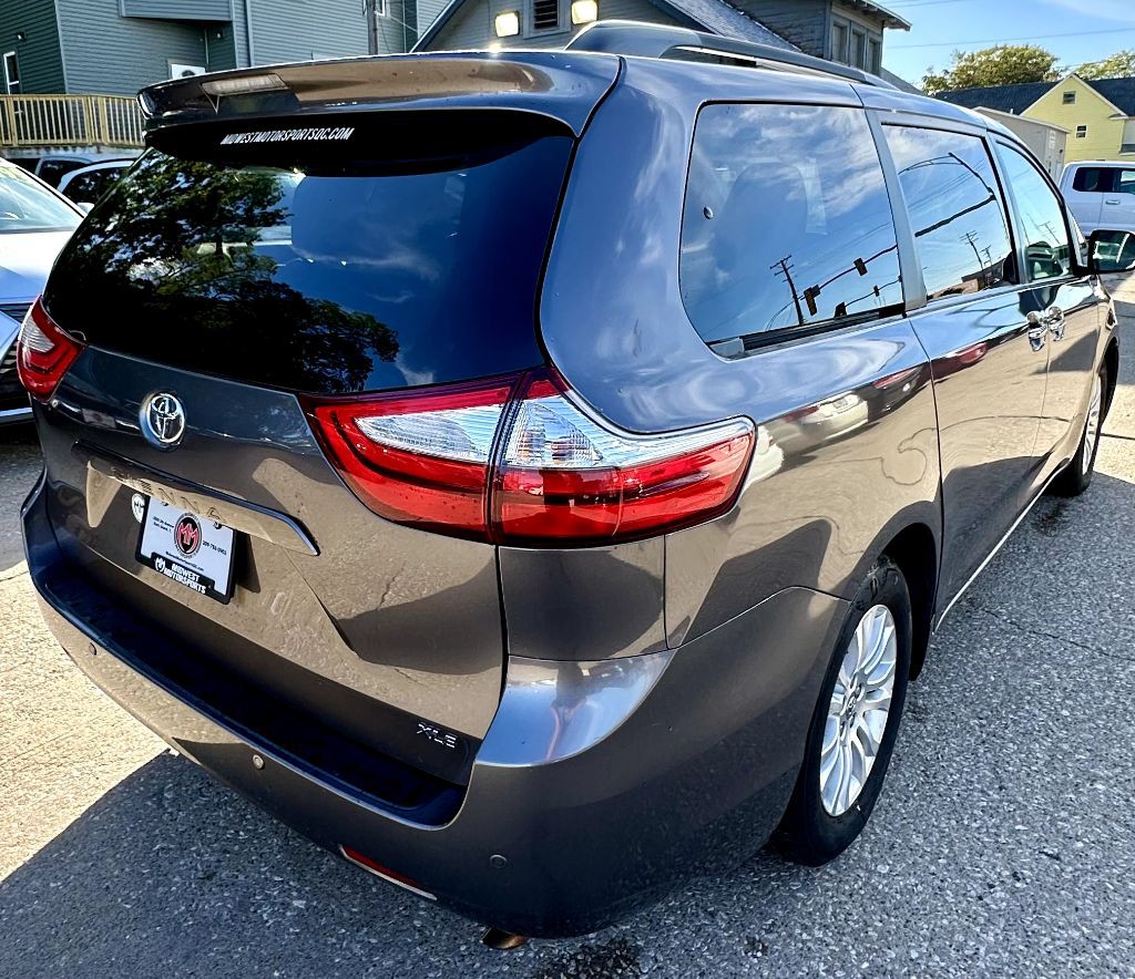 2015 Toyota Sienna Image 4
