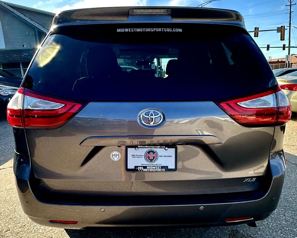 2015 Toyota Sienna Image 5