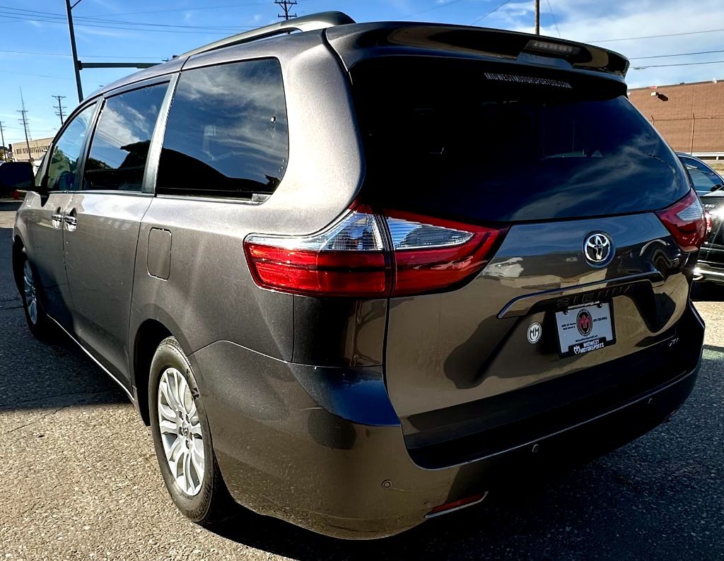 2015 Toyota Sienna Image 6