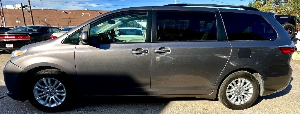 2015 Toyota Sienna Image 8