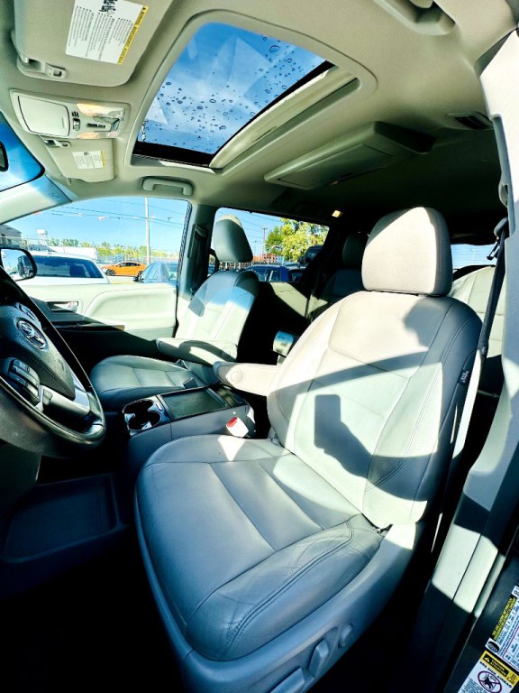 2015 Toyota Sienna Image 9