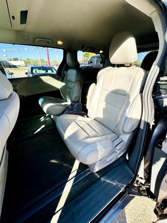 2015 Toyota Sienna Image 10