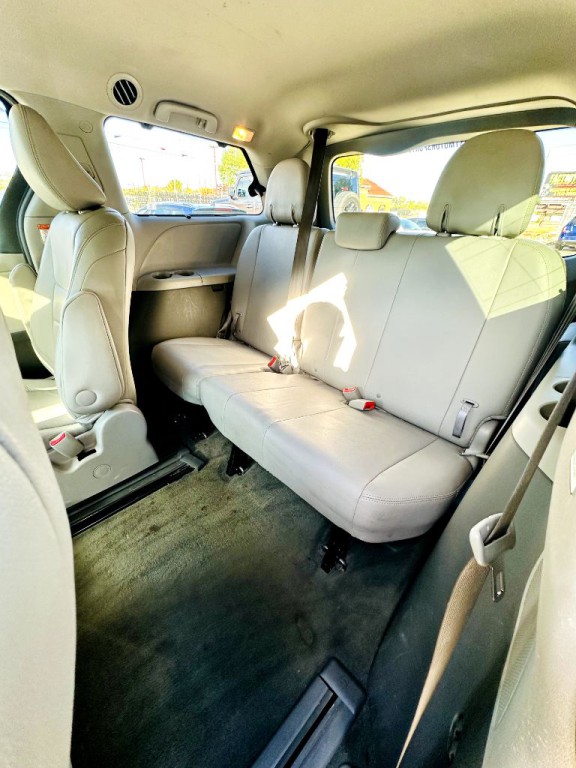2015 Toyota Sienna Image 11