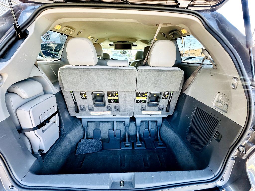 2015 Toyota Sienna Image 12