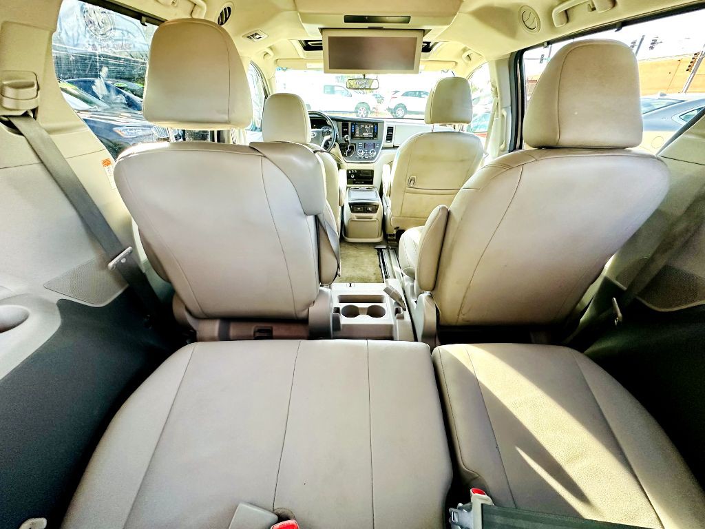 2015 Toyota Sienna Image 13