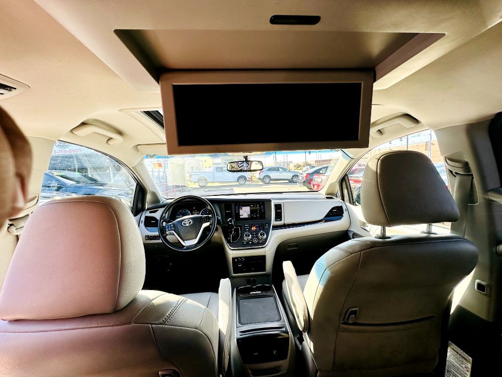 2015 Toyota Sienna Image 14