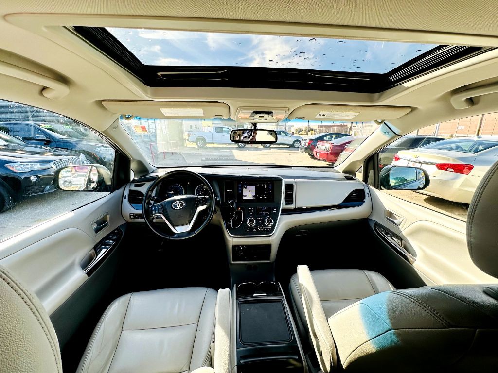 2015 Toyota Sienna Image 15