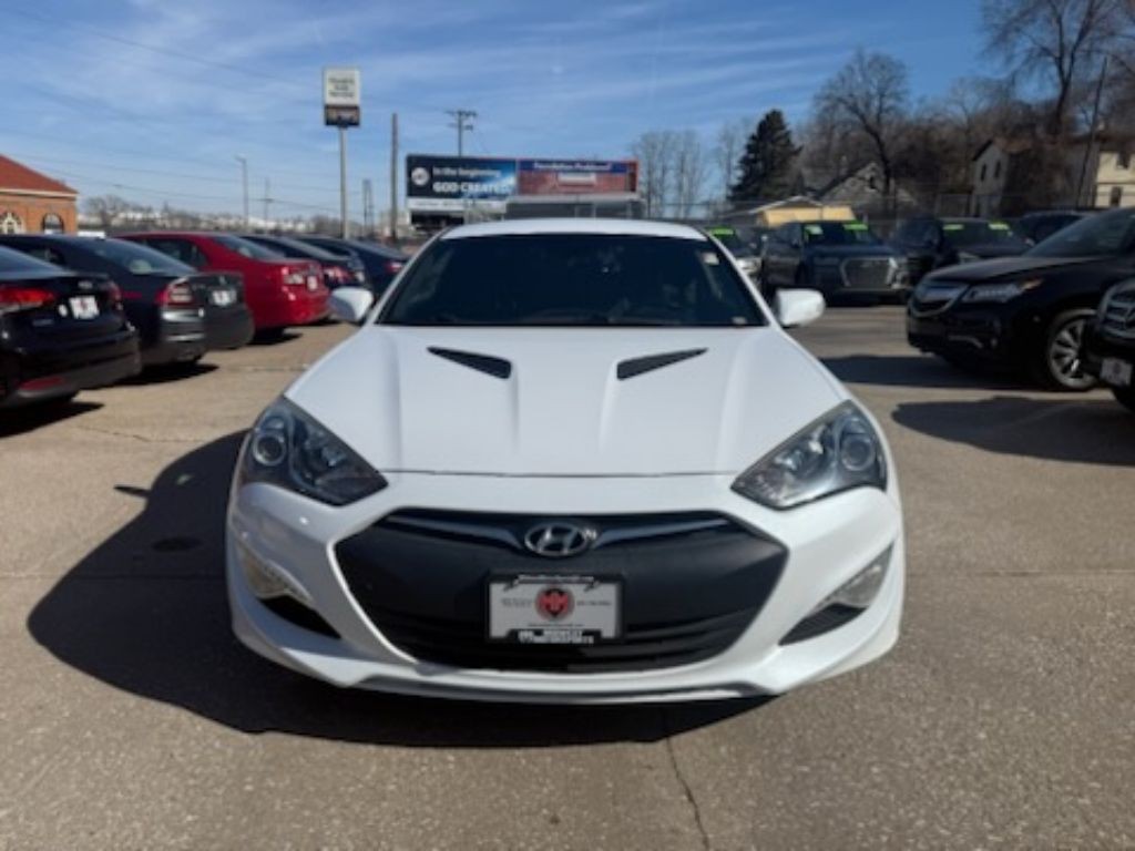 2015 Hyundai Genesis Image 2