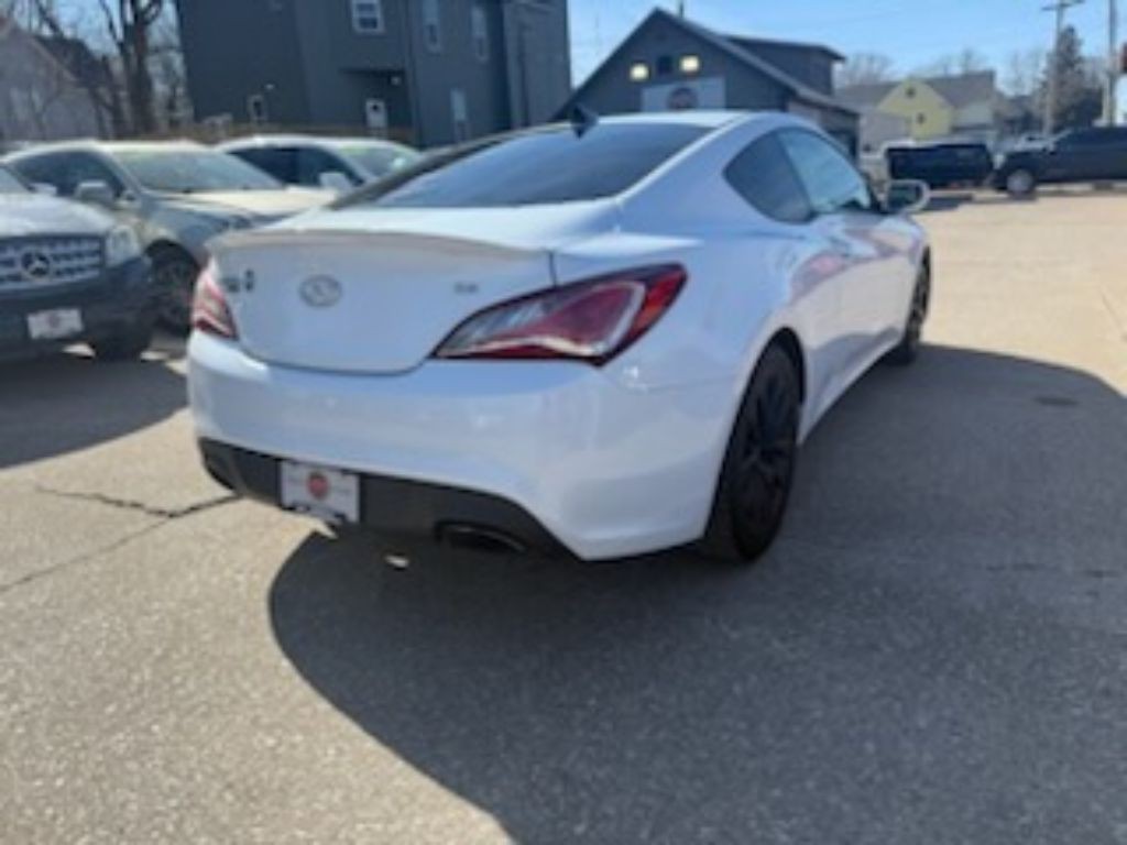 2015 Hyundai Genesis Image 4