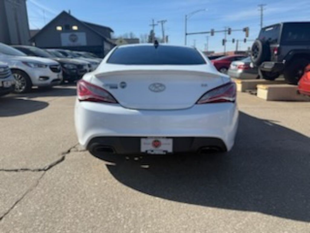 2015 Hyundai Genesis Image 5